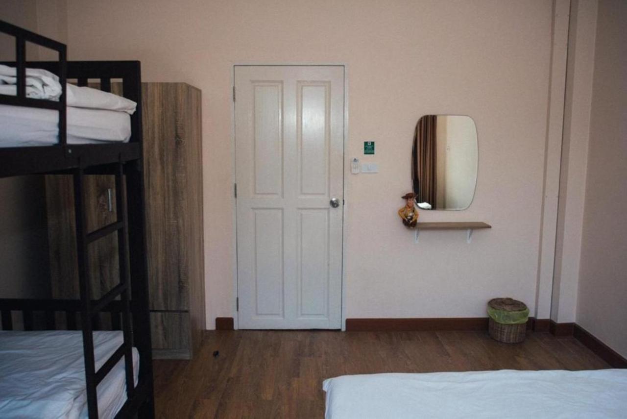 Small Space Cafe & Hostel 방콕 외부 사진